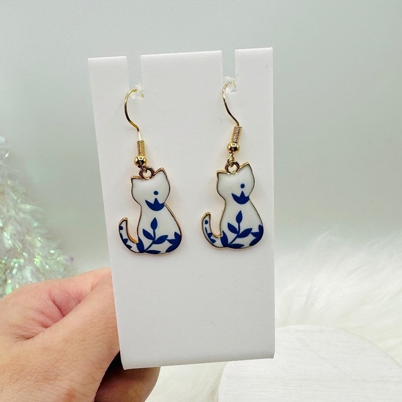 White Cat Enamel Earrings Blue Flower - Picture 3 of 4